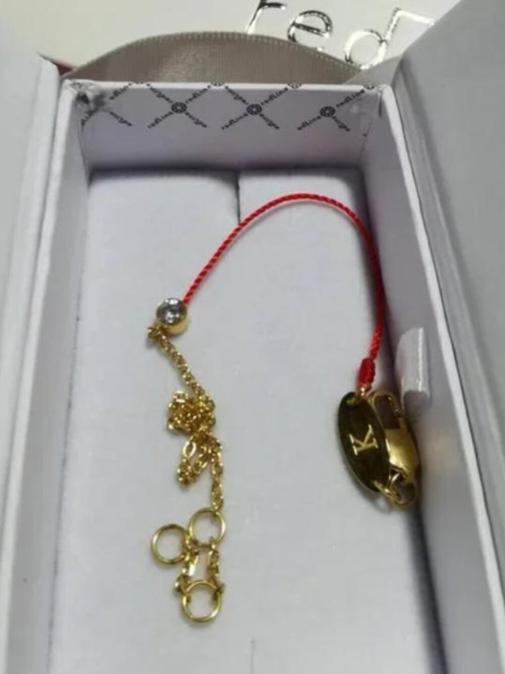 Redline bracelet made of gold